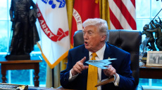 «Αν δεν είχαμε κάνει την επίθεση στο Ιράν, τότε θα άρχιζε ο Γ' Παγκόσμιος Πόλεμος» λέει ο Τραμπ - Τεράστιο κοίτασμα φυσικού αερίου στα Εμιράτα χτυπήθηκε από ιρανικό drone