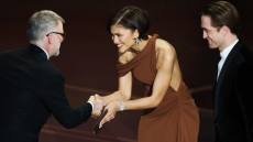 Η Ζεντάγια εμφανίστηκε με χρυσό δαχτυλίδι στα Όσκαρ μετά τις φήμες για τον μυστικό γάμο της
