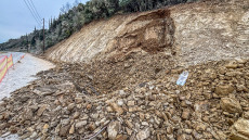 Άρτα: Χωρίς τις αισθήσεις του ανασύρθηκε εργάτης μετά από κατολίσθηση