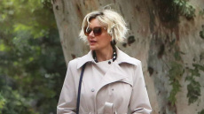 Ελεύθερη με εγγύηση 100.000 ευρώ μετά την απολογία της η χήρα του Τράγκα: Έδωσε εξηγήσεις για ξέπλυμα και φοροδιαφυγή που αγγίζει τα 13 εκατ. ευρώ