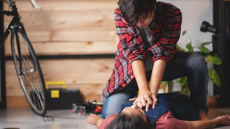 ΚΑΡΠΑ: Γιατί στις γυναίκες γίνεται λιγότερο συχνά; Οι προκαταλήψεις που κοστίζουν ζωές
