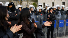  Ο αστυνομικός που στις διαδηλώσεις στο Γκεζί έριξε χημικά στη «γυναίκα με τα κόκκινα» καταδικάστηκε να φυτεύσει 300 δέντρα 