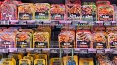 Οι 31 λέξεις που απαγορεύεται να χρησιμοποιούνται πλέον σε vegan προϊόντα, σύμφωνα με την ΕΕ: Διασώθηκαν τα «μπιφτέκια» και τα «λουκάνικα»