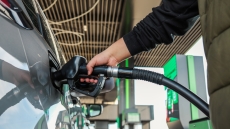 Ράλι τιμών σε καύσιμα και ρεύμα, πάνω από 2 ευρώ η βενζίνη, βαθιές ρωγμές στην Ευρώπη