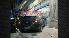 Αυτοκίνητο εισέβαλε σε σούπερ μάρκετ στην Πάτρα, μετά από σύγκρουση με άλλο ΙΧ, φωτογραφίες