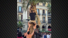 Σαν μικρά παιδιά οι οπαδοί της Νιούκαστλ στη Βαρκελώνη: Σκαρφάλωσαν σε δέντρα και βούτηξαν σε σιντριβάνι, βίντεο