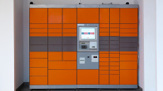 Έπαιζε με τον αδερφό του και εγκλωβίστηκε σε θύρα παραλαβής δεμάτων 7χρονος στην Καβάλα, βίντεο