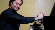 O δεξιοτέχνης πιανίστας Παναγιώτης Τροχόπουλος δίνει ρεσιτάλ στον πολυχώρο «διέλευσις»