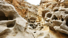 Το νησί των πυραύλων: Γιατί το Κεσμ στα Στενά του Ορμούζ χαρακτηρίζεται «αβύθιστο αεροπλανοφόρο» του Ιράν και πώς μπορεί να κρίνει τον πόλεμο