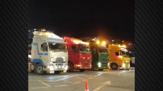 Φορτηγά στη Λέρο αποχαιρετούν με κόρνες και αναμμένα φώτα το Blue Star 2 που πάει για συντήρηση, δείτε βίντεο