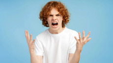 Γιατί γερνούν πιο γρήγορα οι επιθετικοί έφηβοι – Τι δείχνει νέα μελέτη για φλεγμονή, άμυνα και καρδιά
