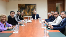 Παραμένει το πλαφόν, φρενάρουν οι απεργίες των βενζινοπωλών μετά τη συνάντησή τους με τον Θεοδωρικάκο - «Να βάλουν πλάτη» ζήτησε ο υπουργός