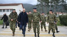 Επίσκεψη Δένδια στο 625 Μηχανοκίνητο Τάγμα Πεζικού στα Ιωάννινα, γευμάτισε με νεοσύλλεκτους, φωτογραφίες