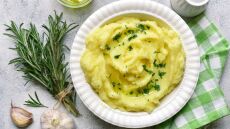 Γιατί τρώμε σκορδαλιά με τον μπακαλιάρο την 25η Μαρτίου (+8 συνταγές)