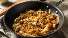 Καραμελοποίηση: Τι είναι και γιατί κάνει το φαγητό πιο νόστιμο