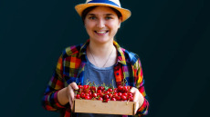 Το βαθυκόκκινο φρούτο που «φρενάρει» τον επιθετικό καρκίνο μαστού
