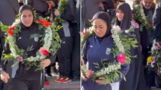 «Γυρίσαμε εδώ που ανήκουμε»: Με στεφάνια στον λαιμό επέστρεψαν στο Ιράν οι ποδοσφαιρίστριες που ζήτησαν άσυλο, βίντεο