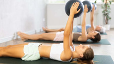 Ιαπωνικό περπάτημα, μονόζυγο ή Pilates; Ποιο είναι το καλύτερο fitness trend; Τι λέει η επιστήμη
