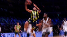 Με ηγέτη τον Χόρτον - Τάκερ επέστρεψε στις νίκες η Φενέρ, 79-75 την Αρμάνι, βίντεο 