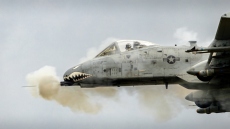 WSJ: Αμερικανικά πολεμικά αεροσκάφη ξεκινούν τη μάχη για την απελευθέρωση των Στενών του Ορμούζ