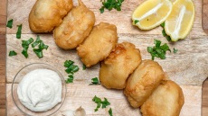 Σήμερα ξαλμυρίζουμε τον μπακαλιάρο: Έτσι θα το κάνουμε σωστά σε 6 βήματα