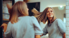 Βαφή: Το χρώμα μαλλιών που κρύβει χρόνια και μας μικραίνει