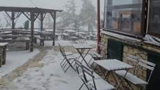 Στα... λευκά η Πάρνηθα σήμερα: Χιονισμένα αλλά ανοιχτά τα καταφύγια Μπάφι και Φλαμπούρι, δείτε βίντεο