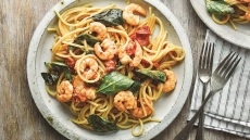 Φτιάχνουμε μια εύκολη μακαρονάδα με γαρίδες και βασιλικό