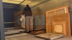 Βίντεο από τη γκαλερί Τσαγκαράκη στη Γλυφάδα: Αστυνομικοί φορτώνουν πίνακες σε φορτηγό