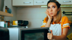 Πόσο «αθώο» είναι το φαγητό στα μικροκύματα; Νέα μελέτη δείχνει τι συμβαίνει μέσα σε 5′
