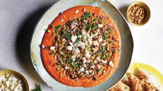 Μουχαμάρα κόκκινης πιπεριάς µε freekeh και φέτα