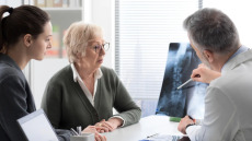 Ποια φάρμακα για την οστεοπόρωση μειώνουν τον κίνδυνο άνοιας – Έρευνα αποκαλύπτει