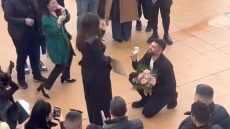 Πρώτα το πτυχίο και μετά το δαχτυλίδι: Δέχθηκε πρόταση γάμου από τον αγαπημένο της μετά την ορκωμοσία στο Πανεπιστήμιο Κρήτης, δείτε βίντεο