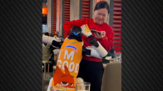 Δείτε βίντεο: Ρομπότ σε εστιατόριο βγήκε εκτός ελέγχου, δεν σταματούσε να χορεύει και εκτόξευε φαγητά σε πελάτες