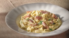 Η συνταγή της ημέρας: Ταλιατέλες με μπέικον και παρμεζάνα. Το μενού της εβδομάδας (23/3-29/3)