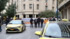 Απεργούν για τέταρτη ημέρα οι οδηγοί ταξί στην Αττική, συγκέντρωση και πορεία στο κέντρο

