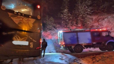 Λεωφορείο με μαθητές εγκλωβίστηκε τη νύχτα στα χιόνια στην Ευρυτανία, δείτε βίντεο 
