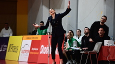 Παναθηναϊκός: Με πατερίτσα αλλά και με τακούνια στο ΣΕΦ για το παιχνίδι με τον Ολυμπιακό η Ερντέμ, βίντεο και φωτογραφίες