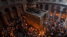 Τα τέσσερα σενάρια για το πώς θα μεταφερθεί το Άγιο Φως στην Ελλάδα