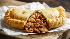 Cornish pasty: Η κρεατόπιτα-σήμα κατατεθέν της Κορνουάλης (+συνταγή)