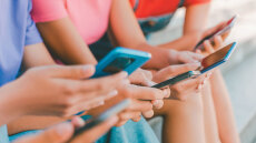 Πώς θα απαγορευτεί η πώληση αλκοόλ, και καπνικών στα παιδιά, βήμα βήμα η ψηφιακή επαλήθευση ηλικίας