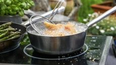 Γιατί το λάδι αφρίζει στο τηγάνι; Το σημάδι που δεν πρέπει να αγνοούμε
