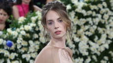 Η Μάγια Χοκ πρωταγωνιστεί στη νέα δραματική σειρά μυστηρίου του Netflix «The God of the Woods»