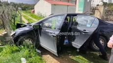 Σοβαρό τροχαίο στα Χανιά: Αυτοκίνητο «καρφώθηκε» σε μαντρότοιχο, στο νοσοκομείο ο οδηγός