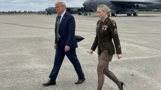 Ποιος είναι αυτός δίπλα στη Τζέσικα Φόστερ; Γιατί μια αξιωματικός φτιαγμένη από ΑΙ πήρε τα μυαλά οπαδών του Τραμπ
