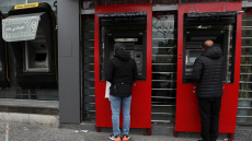 Πληθωρισμός και ακρίβεια «γονατίζουν» τους Ιρανούς μέσα στον πόλεμο – Με το «σταγονόμετρο» τα μετρητά από τα ΑΤΜ
