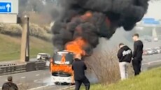 Τυλίχτηκε στις φλόγες πούλμαν με οπαδούς της Σίτι που πήγαινε στο Γουέμπλεϊ, βίντεο 