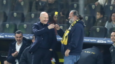 Ωραία κίνηση του Ηλιόπουλου: Έδωσε ένα κίτρινο τριαντάφυλλο στον Νίκολιτς μετά τη νίκη της ΑΕΚ με την Κηφισιά  