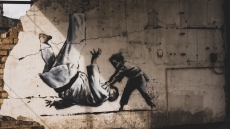 Λύθηκε το μυστήριο, αυτός είναι ο Banksy: Πόσο σημαντική είναι η ανωνυμία στον κόσμο της τέχνης