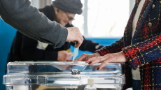 Τρεις άνθρωποι πέθαναν σε εκλογικά τμήματα στον δεύτερο γύρο των δημοτικών εκλογών στη Γαλλία